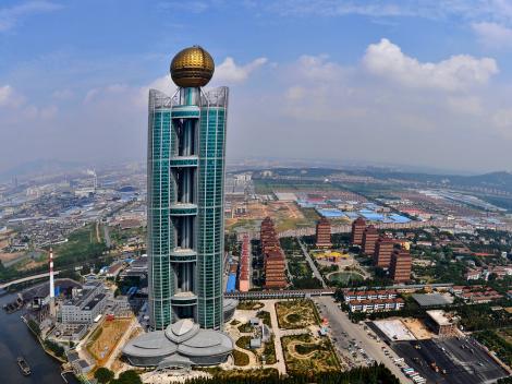 Cum arată cel mai bogat sat din China. După doar 55 de ani de existenţă, are propriul Arc de Triumf, maşini de lux la tot pasul şi o copie după Marele Zid