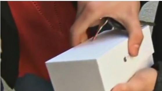 A dat comandă de un telefon pe internet, a primit coletul iar c&acirc;nd l-a desfăcut a avut un şoc. Ce era, de fapt, &icirc;n interiorul cutiei