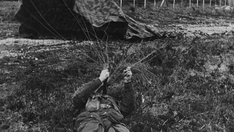 FOTO: Primul selfie a fost făcut de un soldat, în 1944, într-o săritură cu parașuta! ”Copile, salvează-mă tu! Apasă pe buton”