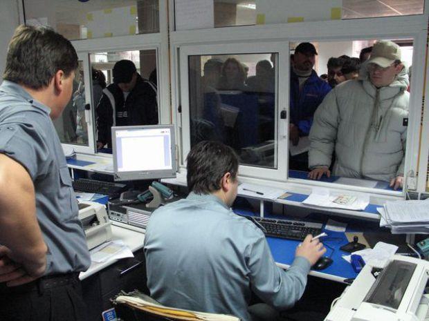 Adio, cozi?! Cum te programezi on-line pentru permise și &icirc;nmatriculări