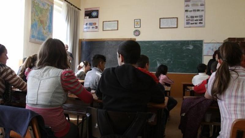 Elevi bătuți cu Biblia în cap de un profesor de religie. A împărțit pumni și picioare copiilor