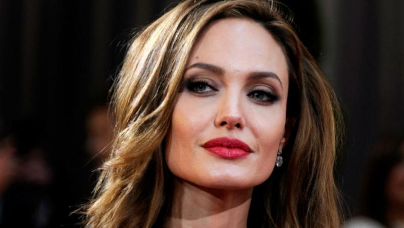 Angelina Jolie a pus mâna pe altă celebritate de la Hollywood! Femeile din toată lumea o invidiază! (VIDEO)