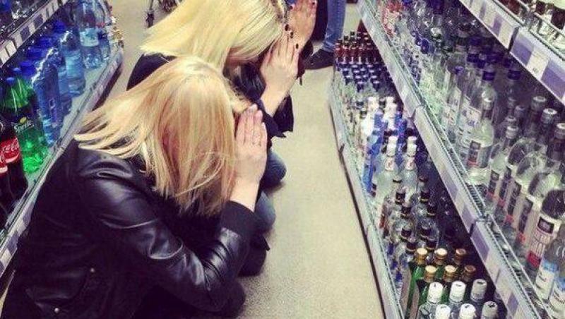 FOTO: Așa să ne ajute Dumnezeu! Trei TINERE au îngenunchiat în mijlocul unui supermarket