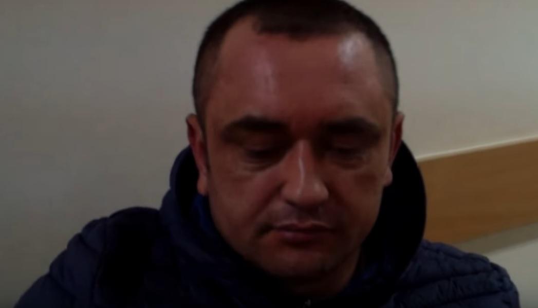 Viața bate filmul! Un bărbat fără m&acirc;ini și fără picioare, judecat pentru că a bătut doi polițiști și a vandalizat o mașină. Nu este nicio glumă