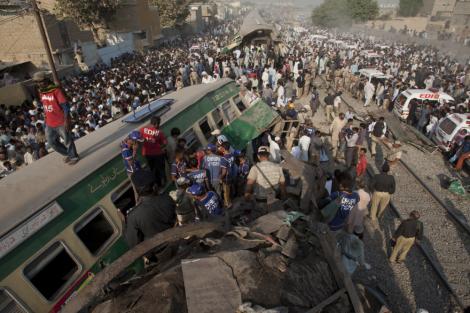 Grav accident feroviar în Pakistan! 17 persoane au murit, printre care două femei și un copil. 50 de călători sunt răniți