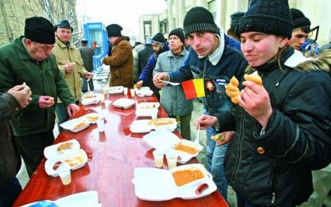 UPDATE. Liber la fasole cu cârnați! Române, unde poți mânca gratis de 1 Decembrie tot ce-ți poftește inima de patriot! Dragostea de țară trece și prin stomac!