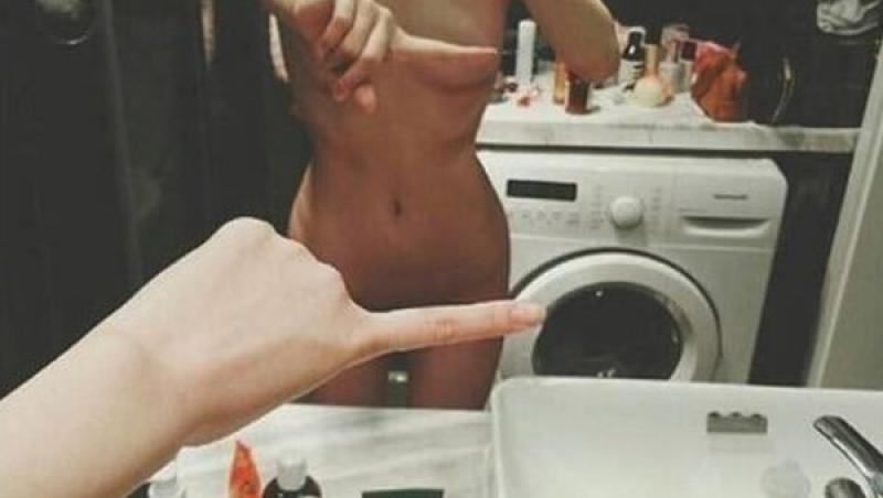 FOTO: Femeile își acoperă zonele intime cu degetul și se pozează! Asta este noua MODĂ de pe rețelele de socializare