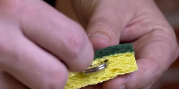 Clipul de c&acirc;teva secunde care face furori pe internet! A tăiat un burete &icirc;n două şi a băgat o monedă &icirc;n el. Rezultatul?!