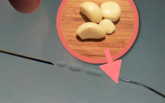 Cum poți repara un geam spart cu ajutorul usturoiului! Vine iarna, bulgării de zăpadă sunt periculoși, iar pietrele trec prin orice fereastră &icirc;nghețată!