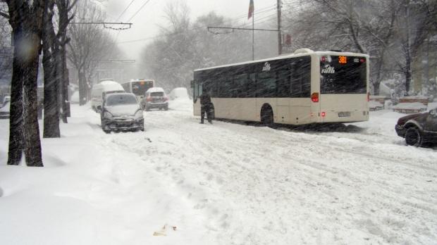 Avertizare ANM! Cod galben de v&acirc;nt puternic, ninsoare și polei la nivelul &icirc;ntregii țări. Gata, vine iarna!