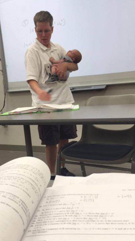 Imaginea anului. Profa de mate predă în timp ce ține în brațe bebelușul unei eleve. ”E greu să fii mamă și să înveți. Știu asta și o mai ajut!”