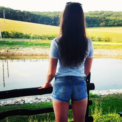 Fiica minoră a unei cântărețe din Moldova se fotografiază dezgolită și pune pozele pe Instagram! Mama ei, în alertă!