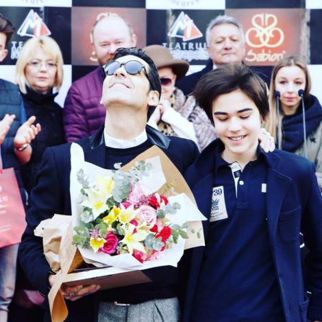 Fiul lui Ștefan Bănică, juratul X Factor, extrem de amuzant într-o fotografie! Domnișoarele de liceu au înroșit butonul de LIKE!