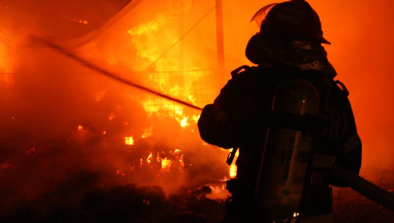 Incendiu puternic şi pericol de explozie, în Bacău! Cinci camioane au luat foc lângă o benzinărie
