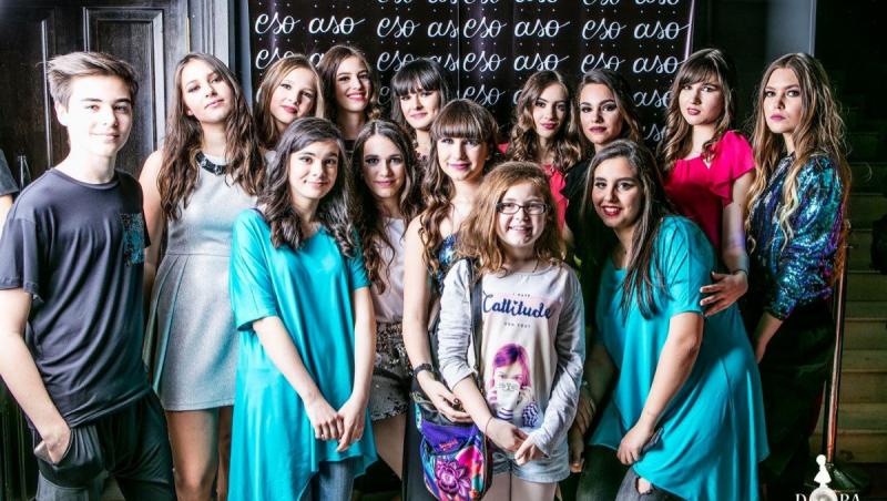 Ani de liceu, când nu dai deloc de greu! Fiul lui Ștefan Bănică, juratul X Factor, un cuceritor! Liceanul s-a pozat înconjurat de 13 fete frumoase!