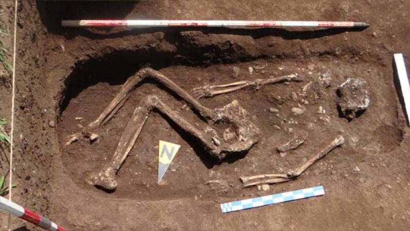 Descoperire terifiantă! Mormânt vechi de peste 5.000 de ani găsit în România: ”O groapă comună în care se făceau înmormântări. Sunt scheletele mai multor oameni!”