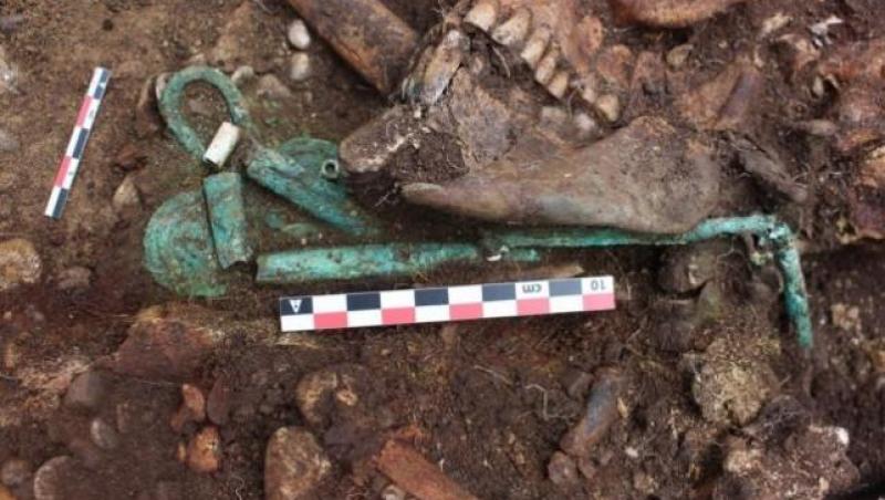 Descoperire terifiantă! Mormânt vechi de peste 5.000 de ani găsit în România: ”O groapă comună în care se făceau înmormântări. Sunt scheletele mai multor oameni!”