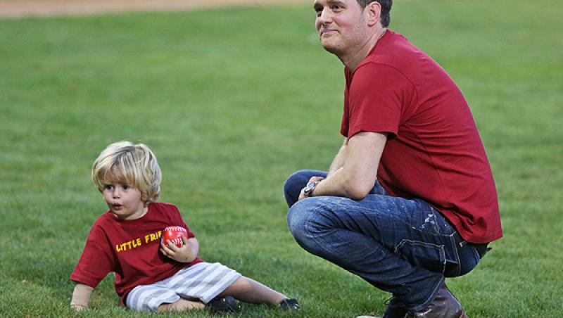 Clipe de groază pentru Michael Buble! Medicii i-au dat vestea: Fiul său de trei ani, diagnosticat cu cancer, va fi supus chimioterapiei