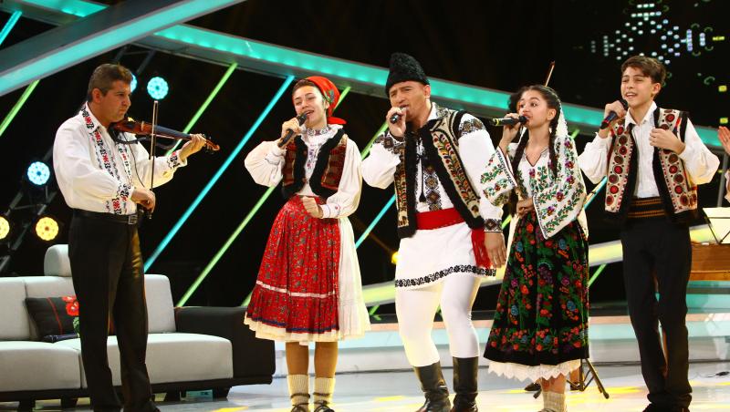WOW! ”Bine, Moroooo!” Cătălin Moroșanu chiar cântă muzică populară, alături de trei copii talentați: ”Nimeni nu știe că am fost în corul liceului!”