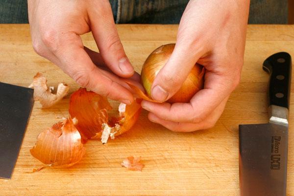 Trucul anului! Cum poți curăța ceapa, fără să lăcrimezi de mama focului! (VIDEO)