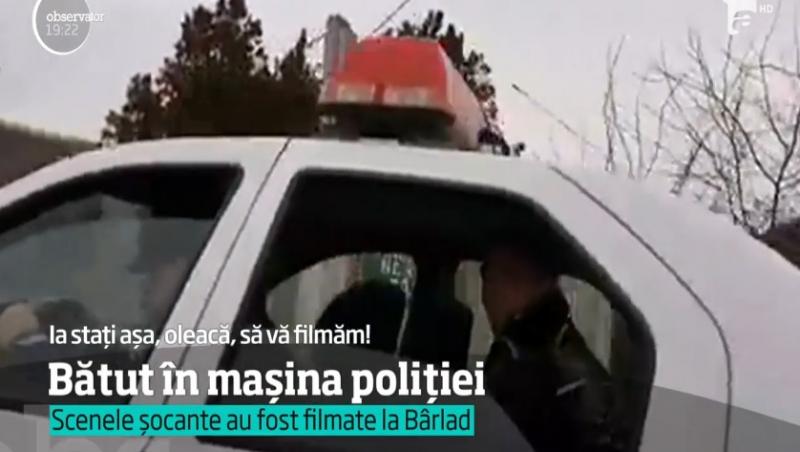 Scene şocante au fost surprinse în România! Un om al străzii, jucat în picioare într-o maşină de Poliţie!