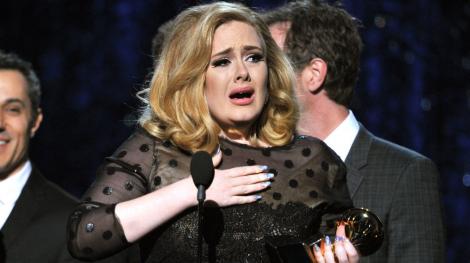 Adele = supremație! Vedeta, după ce a câștigat trofeele pentru ”Albumul anului” și ”Cântecul anului”: ”Mă simt puţin cam rău...”