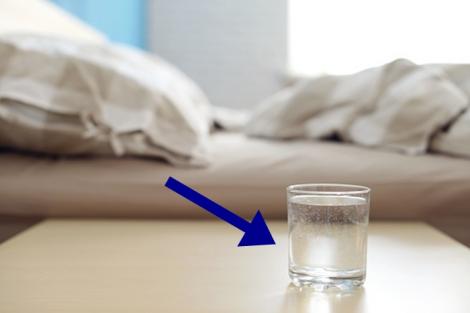 Tu ştii de ce este bine să ţii un pahar cu apă, sare şi oţet în camera în care dormi? Specialiştii spun adevărul despre acest obicei