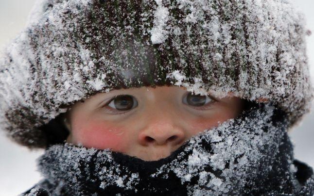 Ții mâinile în buzunare ca să nu-ți înghețe? Mai rău faci! Cinci trucuri ciudate, dar EFICIENTE, pentru a face față frigului