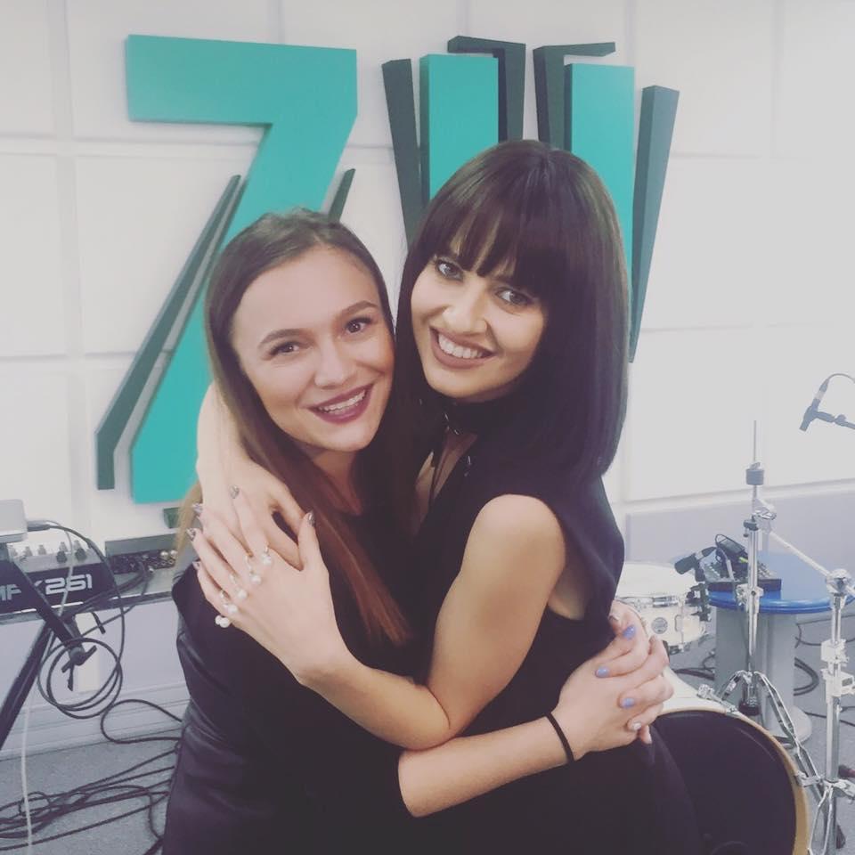 Izabela Simion de la X Factor şi Lidia Buble cântă împreună "Mi-e bine". Fata cu "vocea pe bigudiuri", un talent pur