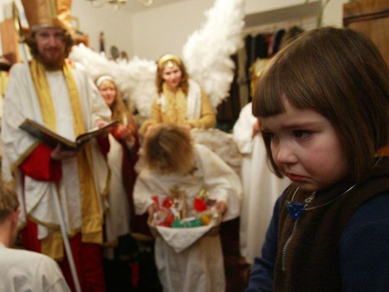 La ei, Moș Crăciun vine cu dracii și aduce sperieturi și valuri de lacrimi! Copiii fug c&acirc;nd apare Moșul! Motivul?