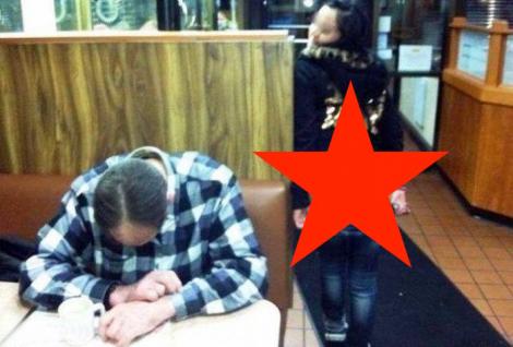 FOTO: Două femei și-au bătut joc de un bărbat care a adormit într-un bar! Ipostaza XXX în care s-au fotografiat