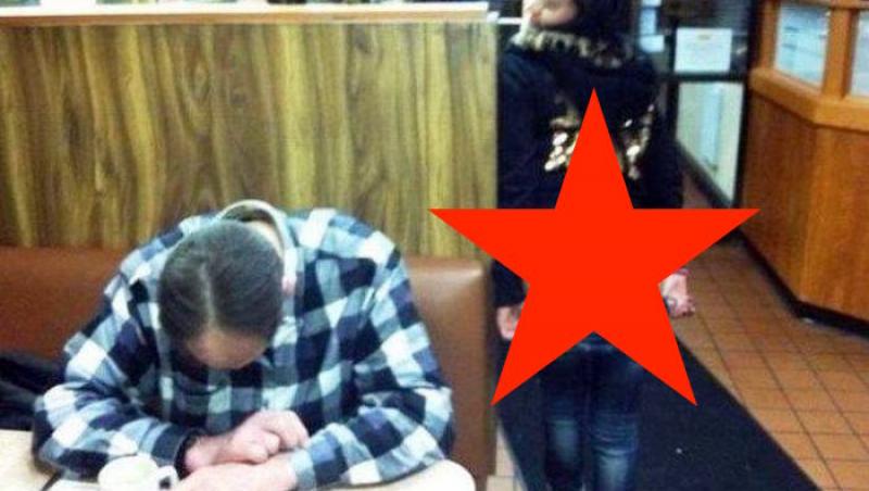 FOTO: Două femei și-au bătut joc de un bărbat care a adormit într-un bar! Ipostaza XXX în care s-au fotografiat