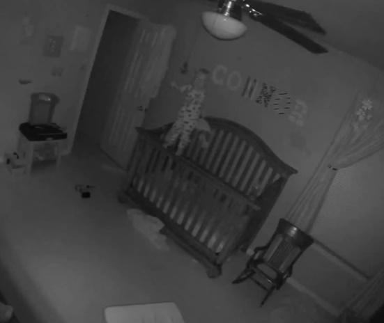 Video terifiant. Au montat camera de supraveghere pentru a vedea ce face copilul lor noaptea. A doua zi, şocul a fost imens