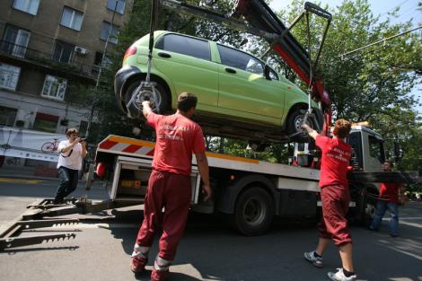 O nouă veste proastă pentru șoferii din România! Mașinile parcate neregulamentar vor fi ridicate din nou