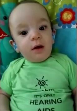 Puiul acesta e surd și aude vocea mamei pentru prima oară!  Reacția bebelușului a uimit &icirc;ntreaga planetă!