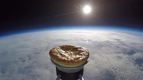 Ce ”American Pie” sau „poale-n brâu”? A fost preparată „plăcinta spaţială”! Aluatul a fost lansat în spaţiu cu un balon meteorologic