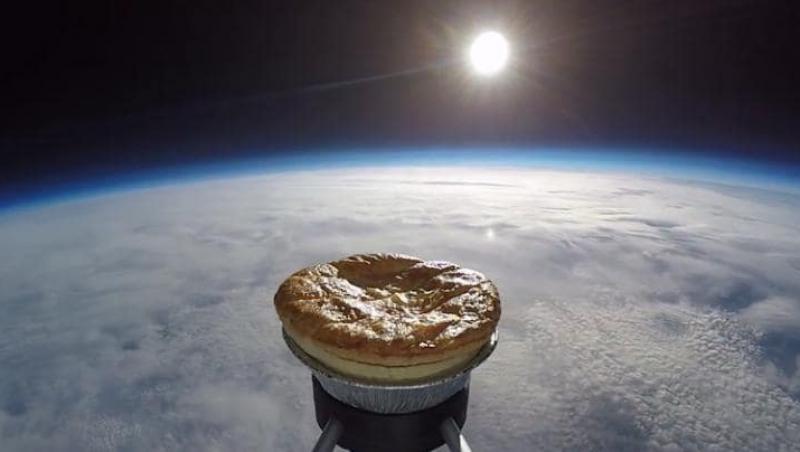 Ce ”American Pie” sau „poale-n brâu”? A fost preparată „plăcinta spaţială”! Aluatul a fost lansat în spaţiu cu un balon meteorologic