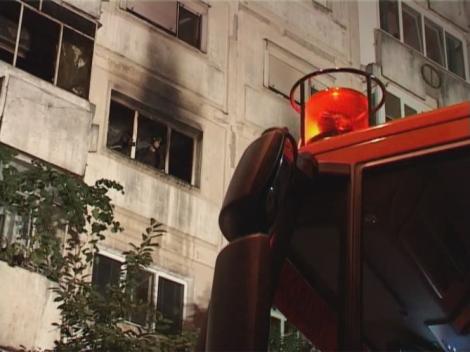UPDATE: Incendiu la un bloc nou din București!  Pompierii au evacuat 40 de persoane