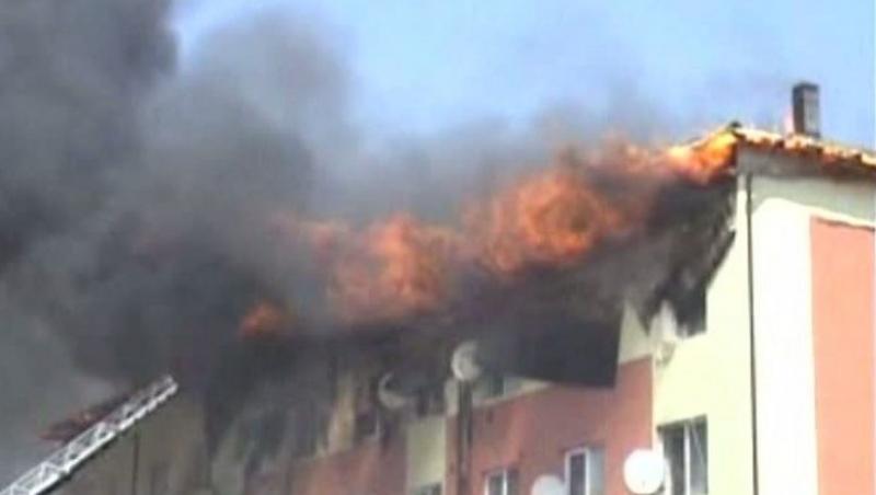 UPDATE: Incendiu la un bloc nou din București!  Pompierii au evacuat 40 de persoane