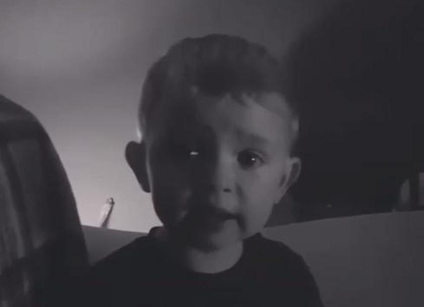 VIRAL! Un copilaș de trei anișori nu poate să doarmă pentru că &bdquo;Moș Crăciun ... a murit&rdquo; Mititelul de el, cum pl&acirc;nge și c&acirc;t e de supărat!