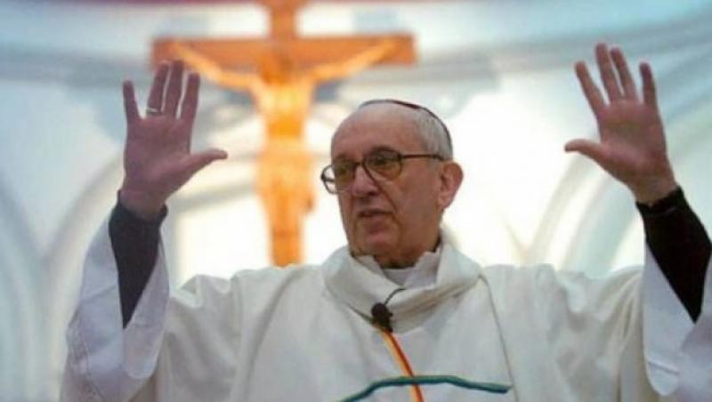 La împlinirea a 80 de ani, Papa Francisc a vrut să se afle printre oameni simpli.  Cine sunt cei doi români care i-au fost alături!