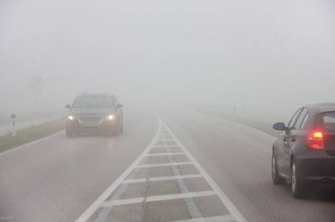 Atenție, șoferi! Cod galben de ceaţă în cinci judeţe, vizibilitate sub 50 de metri! Care sunt zonele afectate!