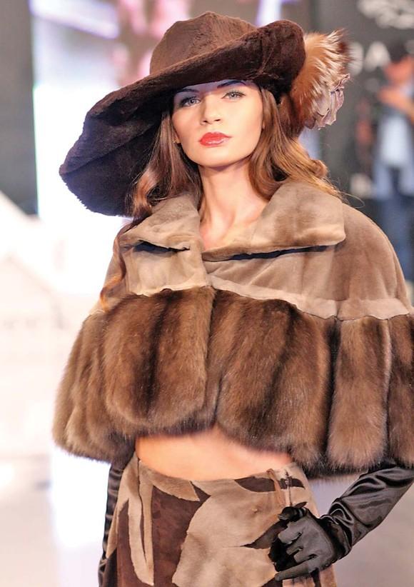 Dintr-un apartament sărăcăcios din Bacău, a ajuns să se lăfăie &icirc;ntr-un lux greu de imaginat! Imagini &icirc;n exclusivitate din casa Monicăi Gabor