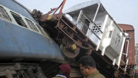 Accident feroviar spectaculos în Alexandria! O remorcă de un TIR lovită de un tren