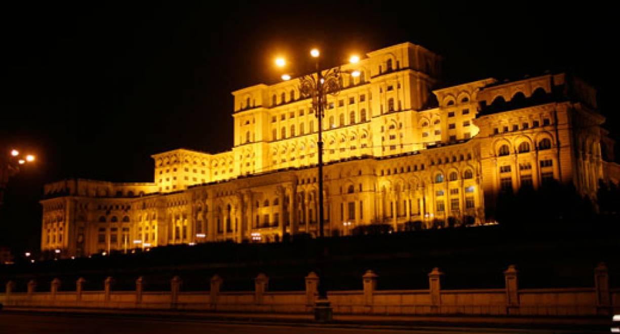 Misterul din Casa Poporului! Paznicii de noapte spun povești ce &icirc;ți dau fiori! Ce se &icirc;nt&acirc;mplă aici la miezul nopții?