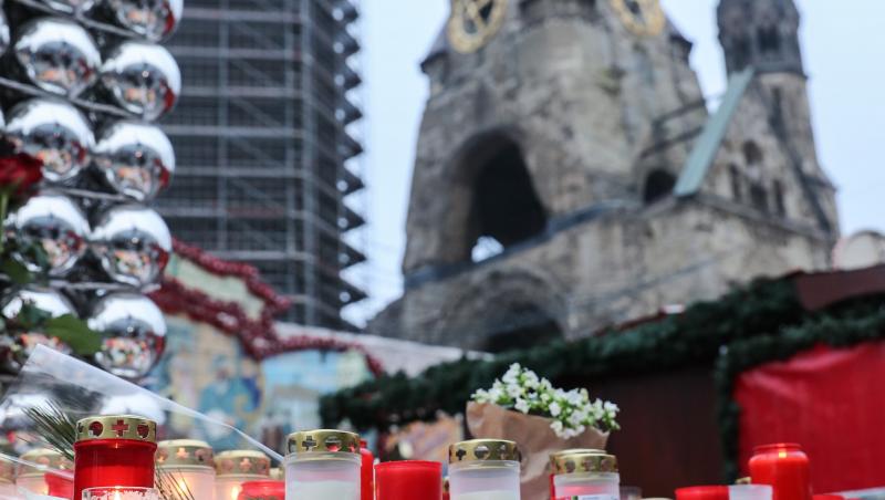 Imagini ale durerii! Târgul de Crăciun de la Berlin a fost redeschis! Locul unde 12 oameni au murit a devenit loc de pelerinaj