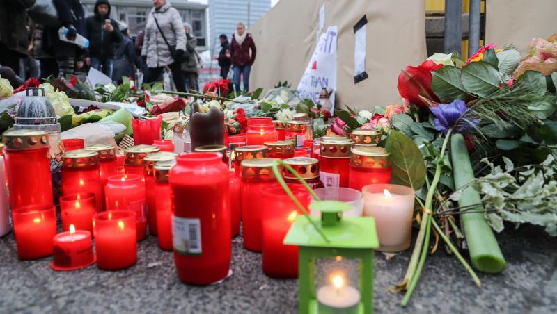 Imagini ale durerii! Târgul de Crăciun de la Berlin a fost redeschis! Locul unde 12 oameni au murit a devenit loc de pelerinaj