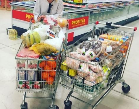 FOTO: Are lumea la picioare, dar rămâne modestă! Cine este vedeta din România care face cumpărăturile lângă tine