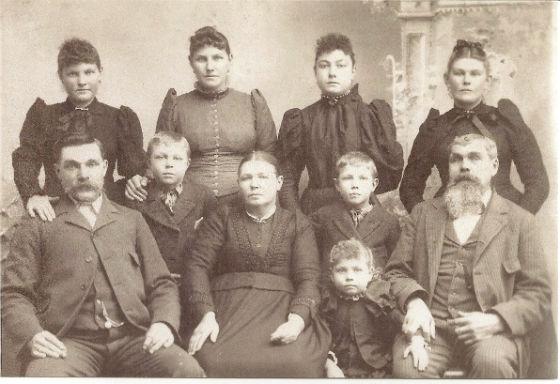 De la selfie-urile de astazi, &icirc;napoi la imaginile care te-ar face să pl&acirc;ngi. De ce nu se z&acirc;mbea &icirc;n fotografiile vechi? Motivul este unul de-a dreptul exasperant