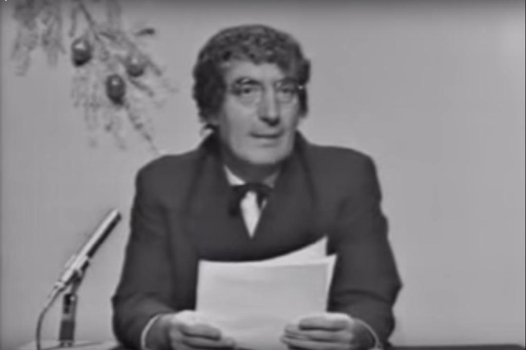 GENIAL! Să ne amintim de Sărbătorile din perioada comunistă. Unul dintre cele mai frumoase momente, marca Toma Caragiu: "Dacă este prea &icirc;nalt bradul, aranjăm cu vecinul să primească v&acirc;rful prin tavan"